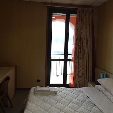Hotel Socrate Lavena Ponte Tresa Exteriör bild