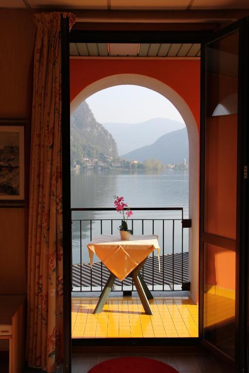 Hotel Socrate Lavena Ponte Tresa Exteriör bild