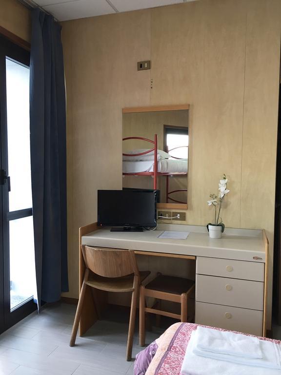 Hotel Socrate Lavena Ponte Tresa Exteriör bild