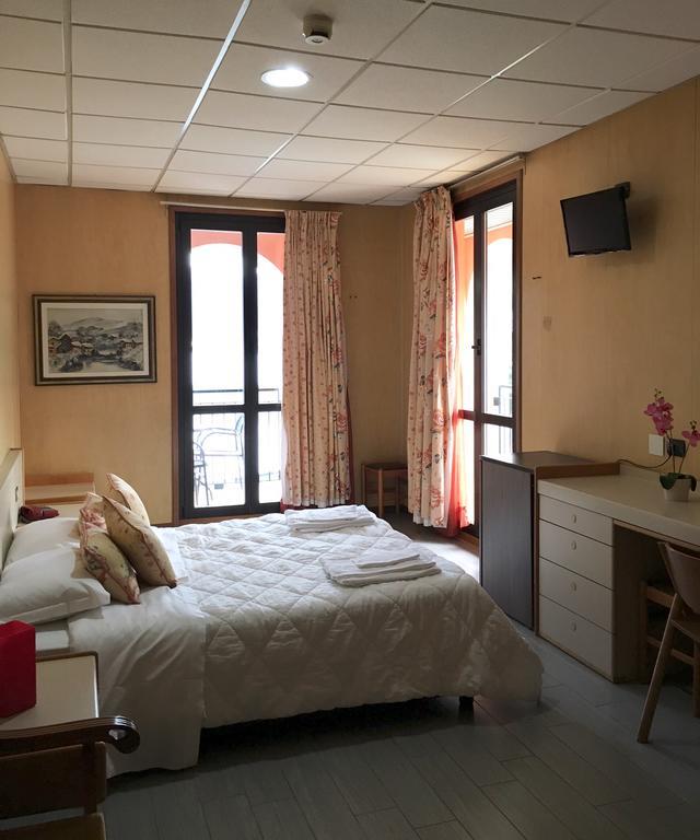 Hotel Socrate Lavena Ponte Tresa Exteriör bild