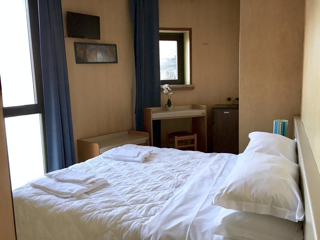 Hotel Socrate Lavena Ponte Tresa Exteriör bild