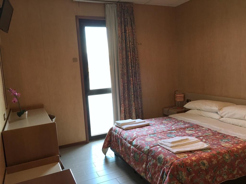 Hotel Socrate Lavena Ponte Tresa Exteriör bild
