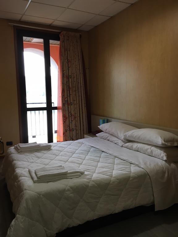 Hotel Socrate Lavena Ponte Tresa Exteriör bild