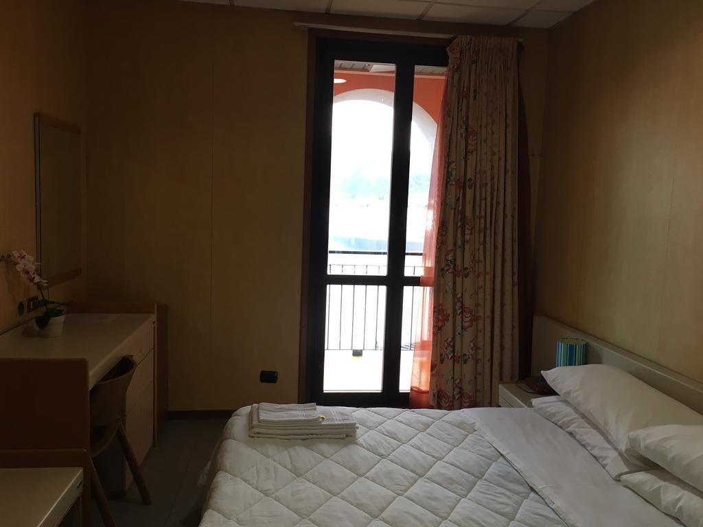 Hotel Socrate Lavena Ponte Tresa Exteriör bild