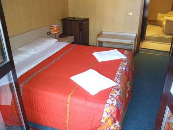 Hotel Socrate Lavena Ponte Tresa Exteriör bild