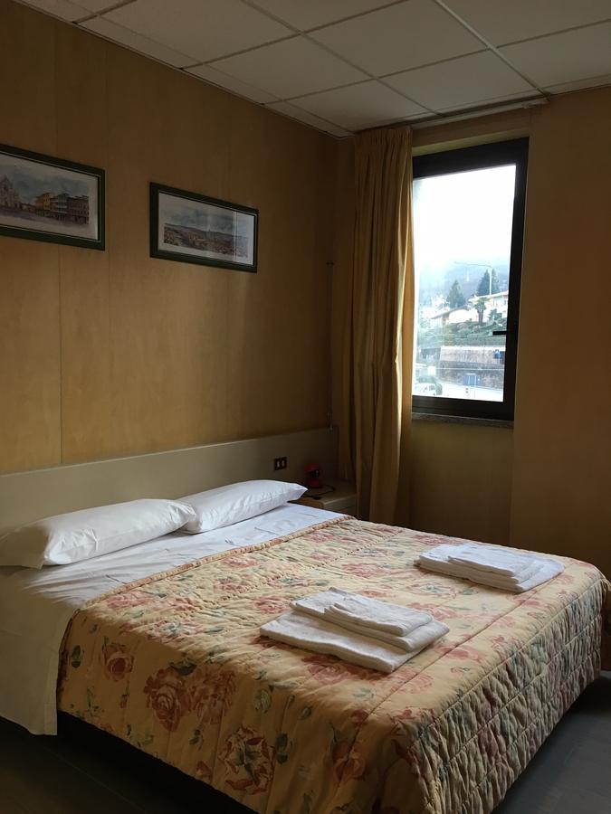 Hotel Socrate Lavena Ponte Tresa Exteriör bild