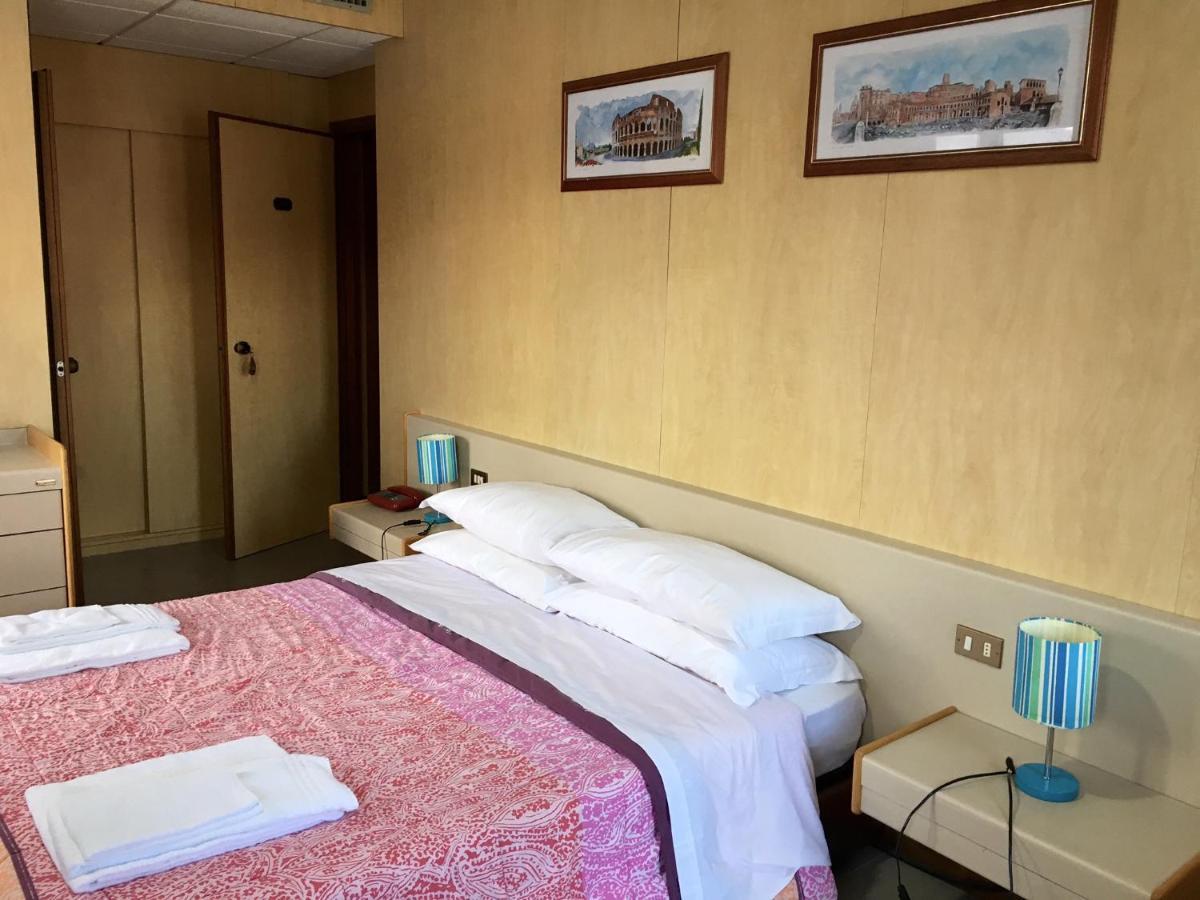 Hotel Socrate Lavena Ponte Tresa Exteriör bild